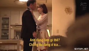 Một cô gái tóc ngắn và xăm hình hoa trên cánh tay, cận cảnh đang quan hệ bằng miệng sâu, bị nhấc bổng lên và đâm mạnh từ phía sau...